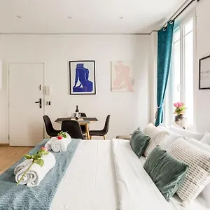  Apartment Paris, Tour Eiffel, Champs Elysees France